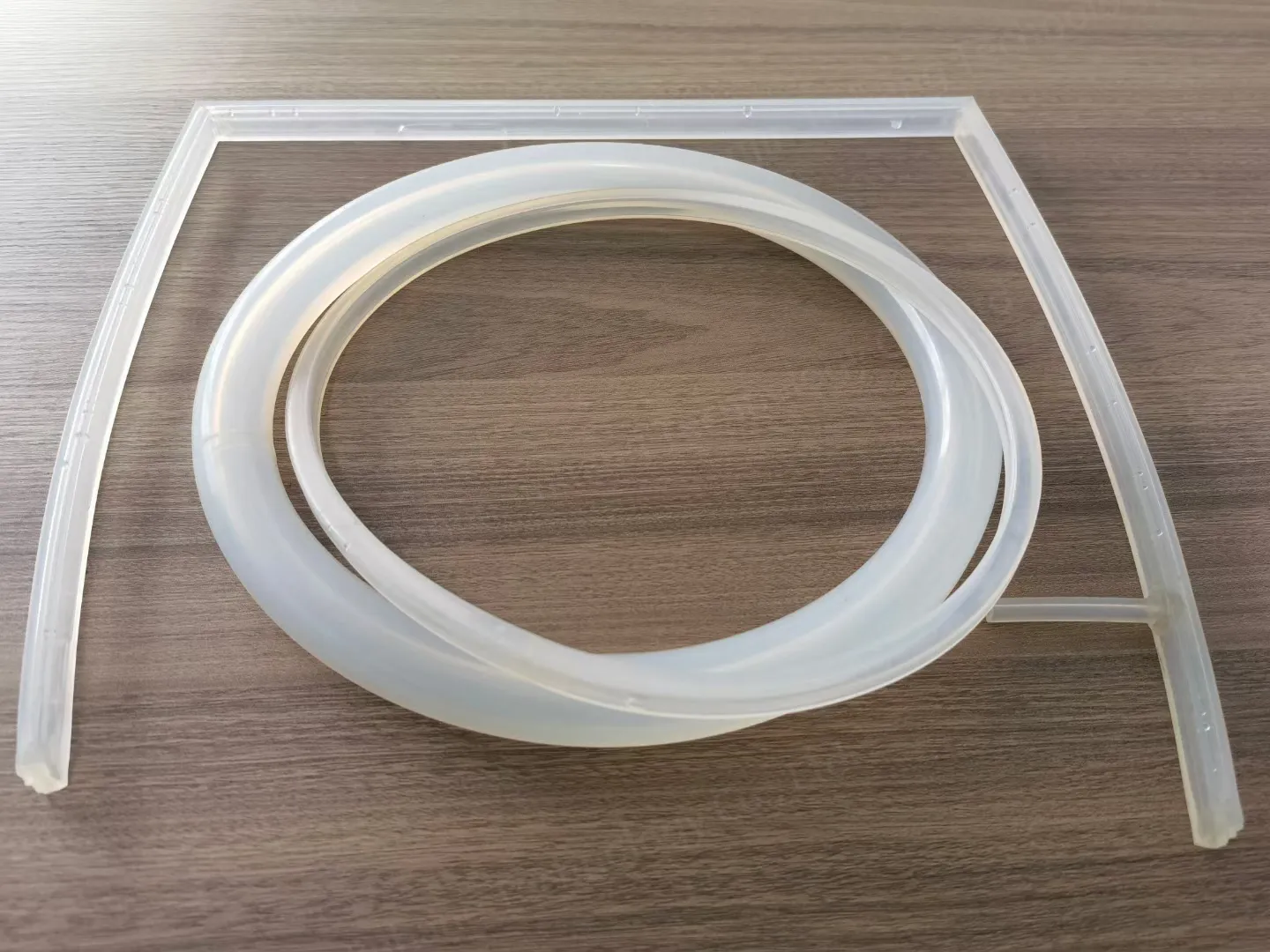 Custom shaped inflatable seal for complex geometries and unique applications